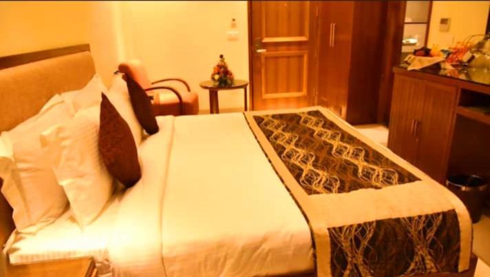 Hotel R Deluxe "Couple Friendly Vaccinated Staff" Nowe Delhi Zewnętrze zdjęcie