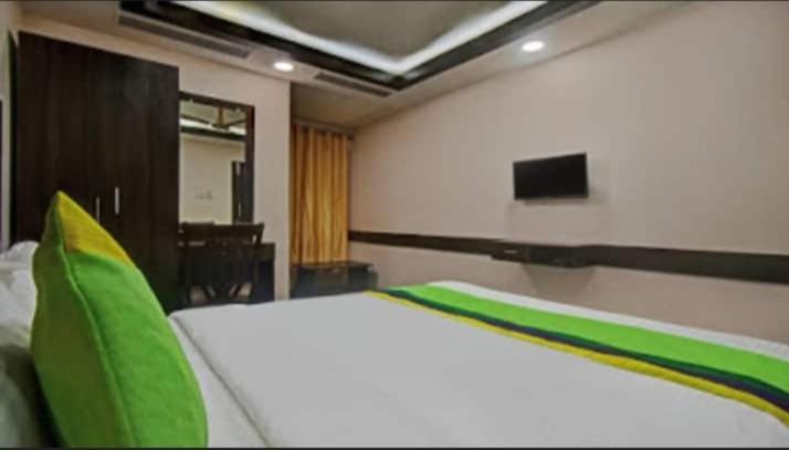 Hotel R Deluxe "Couple Friendly Vaccinated Staff" Nowe Delhi Zewnętrze zdjęcie