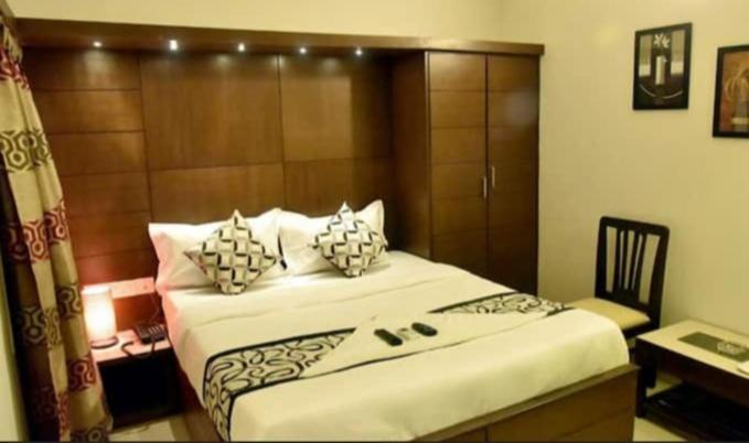 Hotel R Deluxe "Couple Friendly Vaccinated Staff" Nowe Delhi Zewnętrze zdjęcie