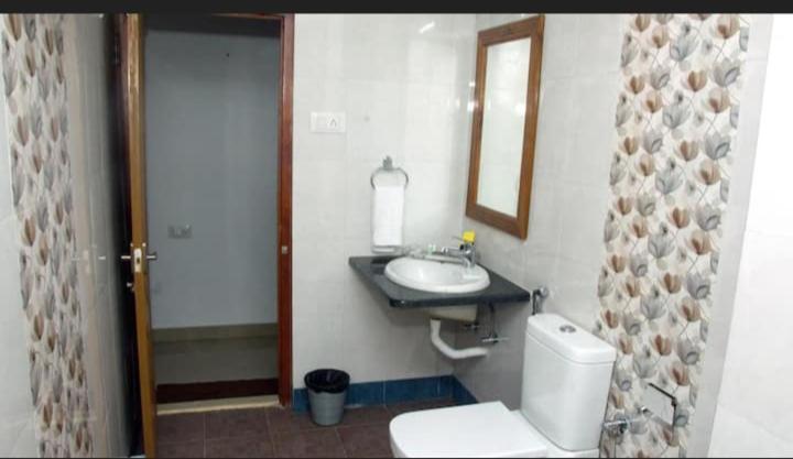 Hotel R Deluxe "Couple Friendly Vaccinated Staff" Nowe Delhi Zewnętrze zdjęcie