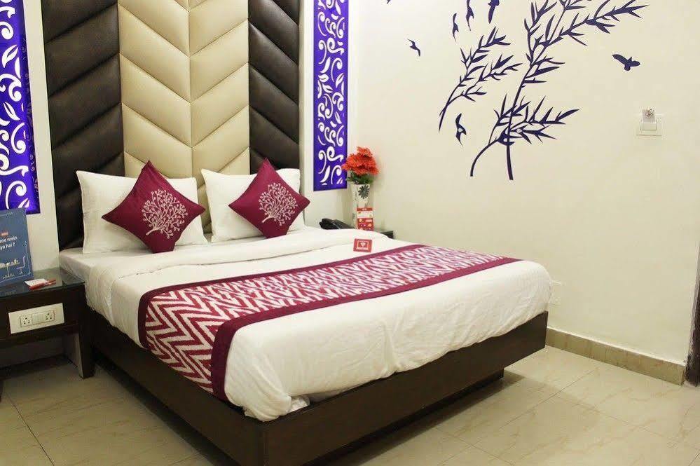 Hotel R Deluxe "Couple Friendly Vaccinated Staff" Nowe Delhi Zewnętrze zdjęcie