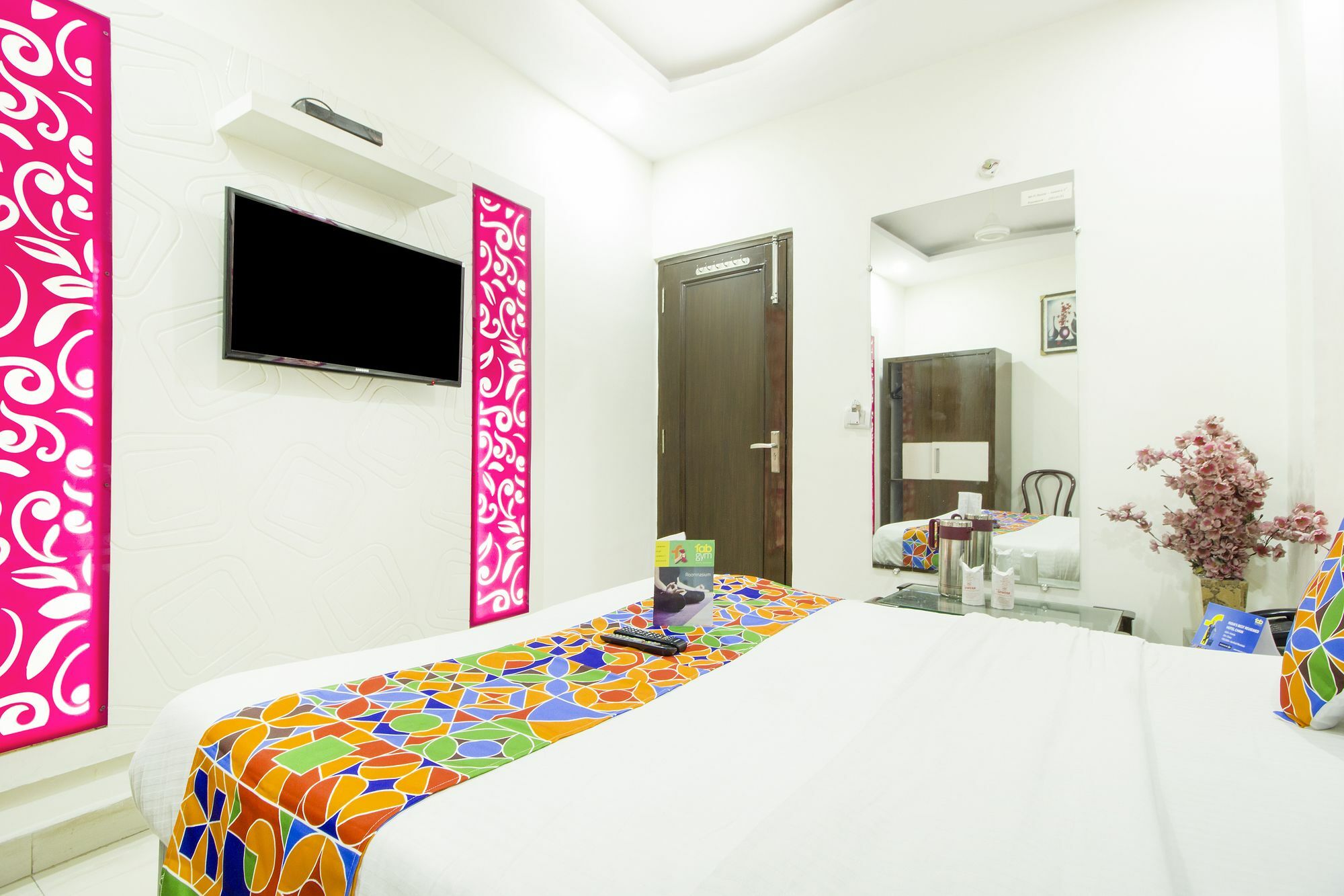 Hotel R Deluxe "Couple Friendly Vaccinated Staff" Nowe Delhi Zewnętrze zdjęcie