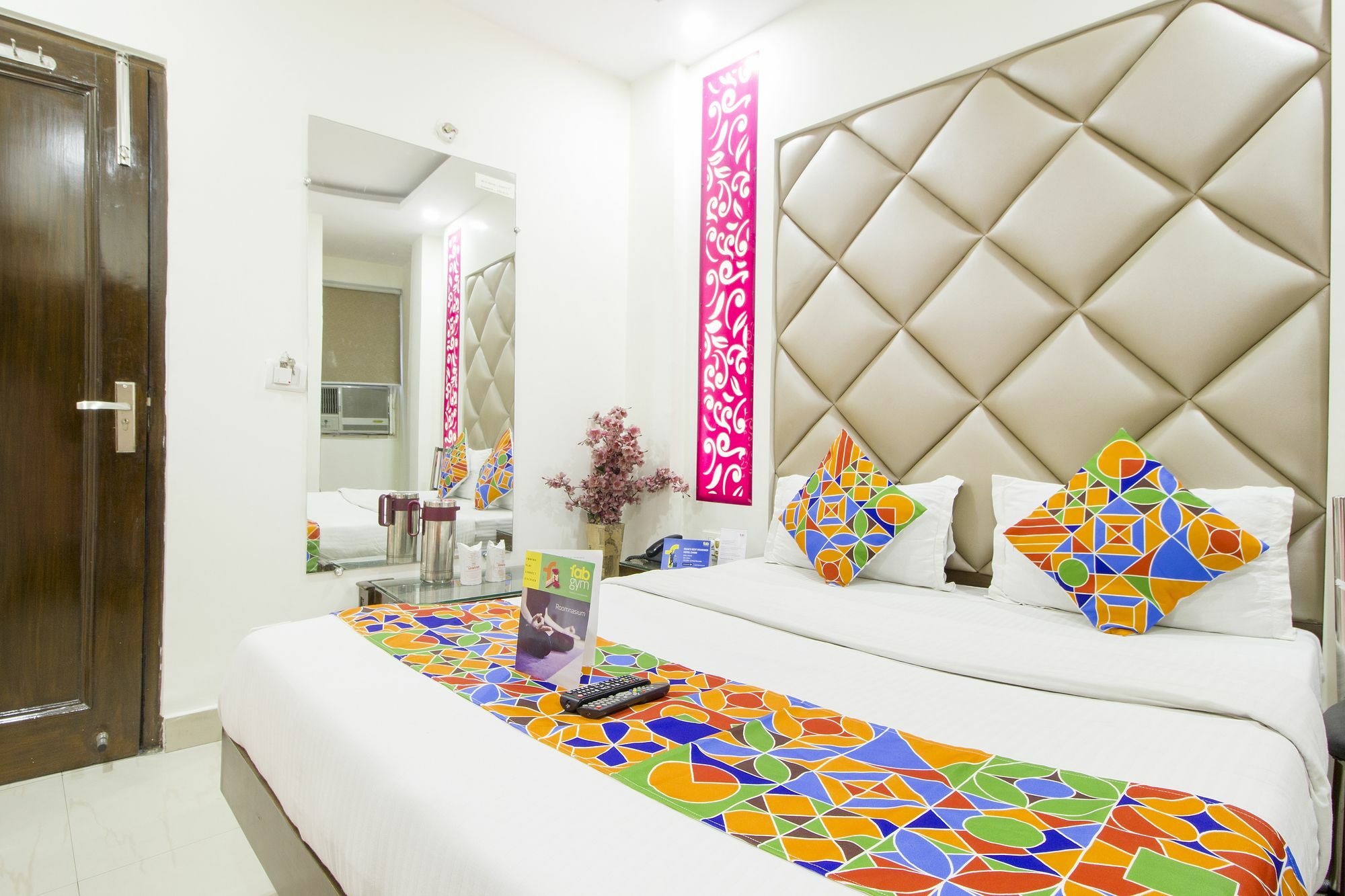 Hotel R Deluxe "Couple Friendly Vaccinated Staff" Nowe Delhi Zewnętrze zdjęcie